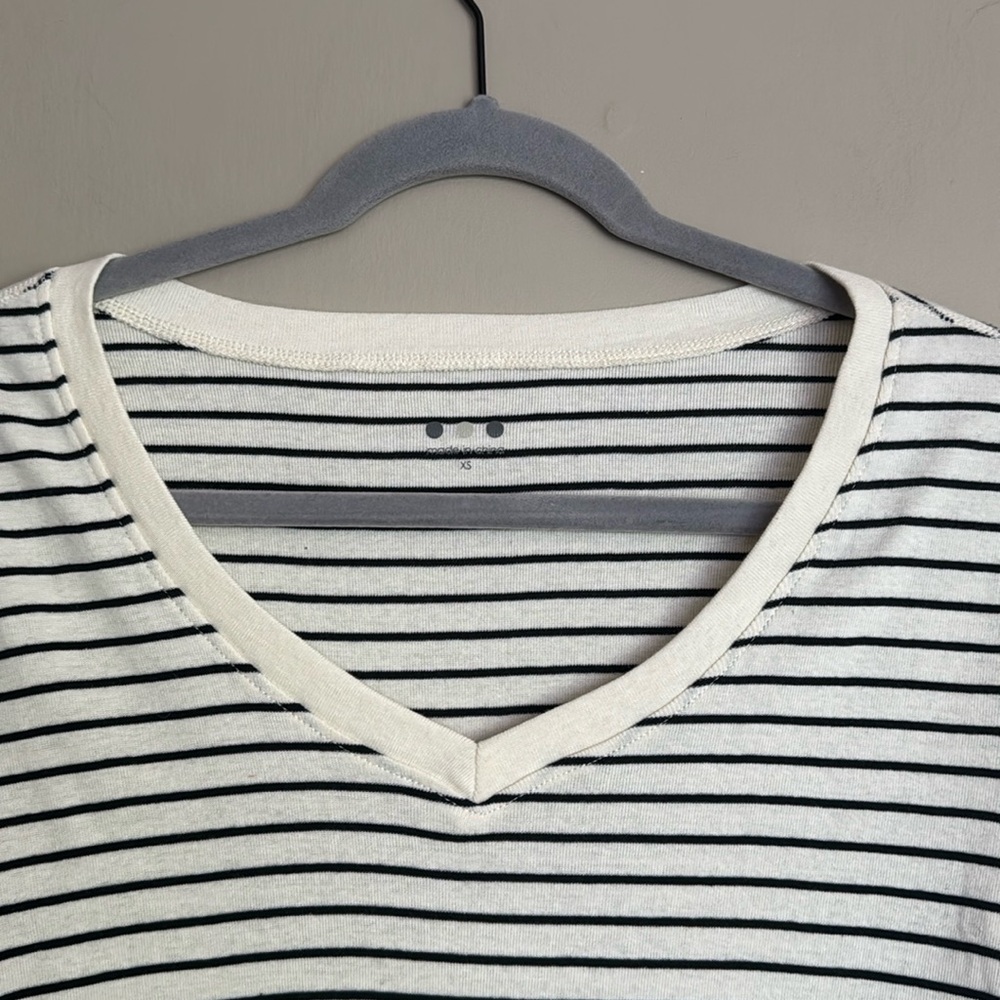 NWT- Three Dots vneck 3/4 sleeve striped shirt Egret & black striped, size XS - Picture 2 of 10
